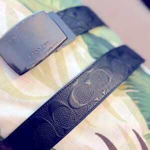 COACH plaque buckle reversible  Belt. 28-32”